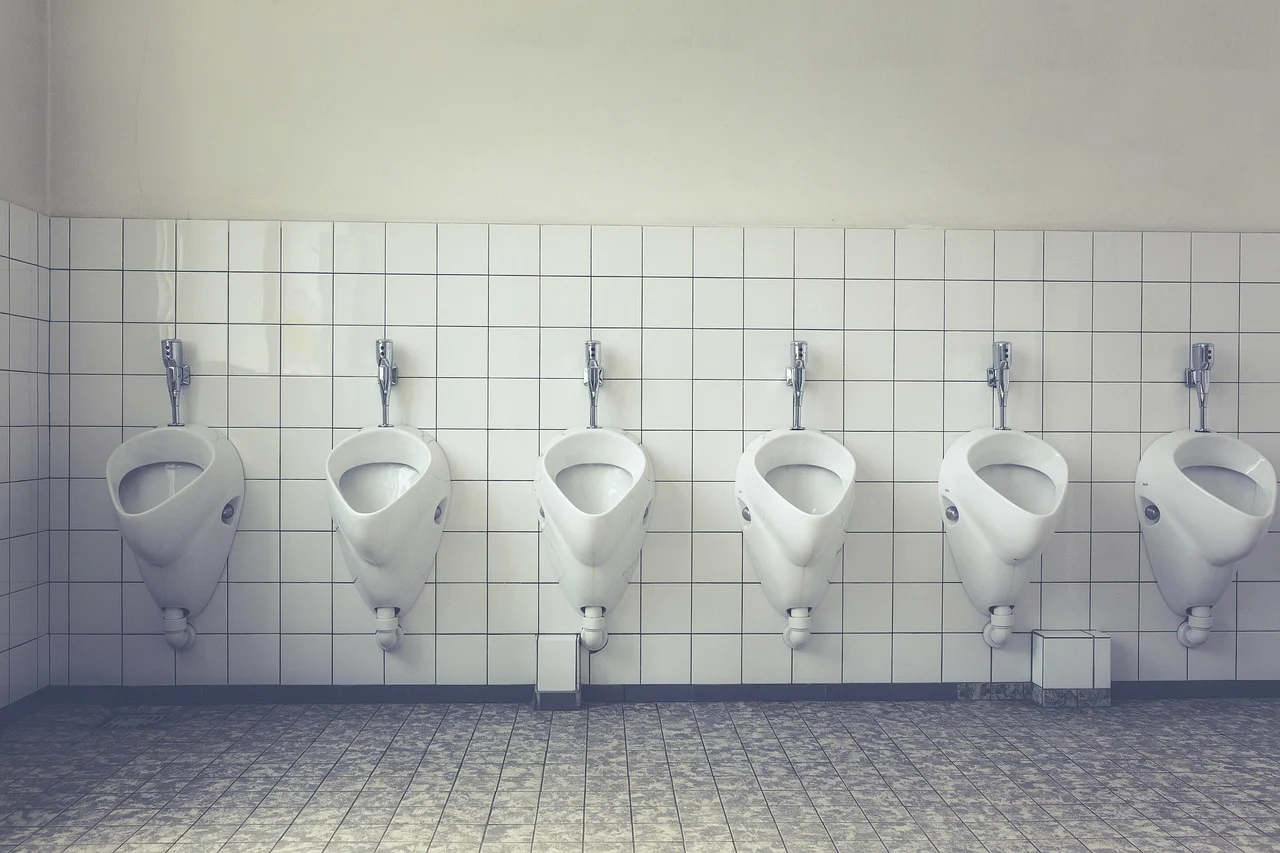 HPL w ściankach WC — trwałość, higiena i styl